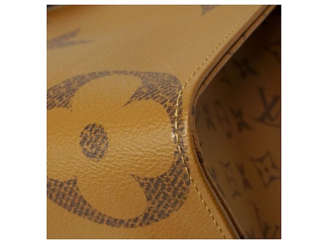 Borsa tote OnTheGo MM Monogram Giant Reverse di Louis Vuitton Marrone - vista 8