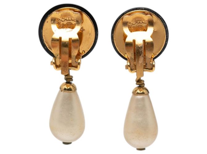 Orecchini a goccia in resina e perle finte placcati oro CC di Chanel D'oro - vista 2