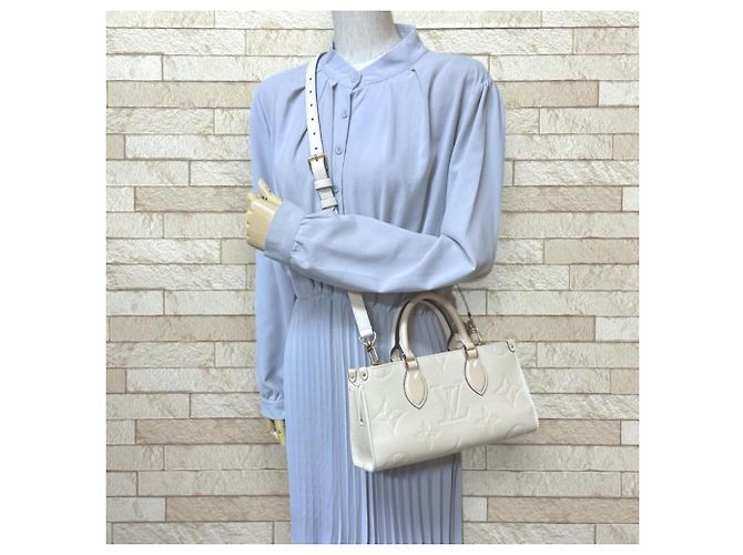 Borsa a Spalla OnTheGo EW Monogram Empreinte Louis Vuitton Beige - vista 2