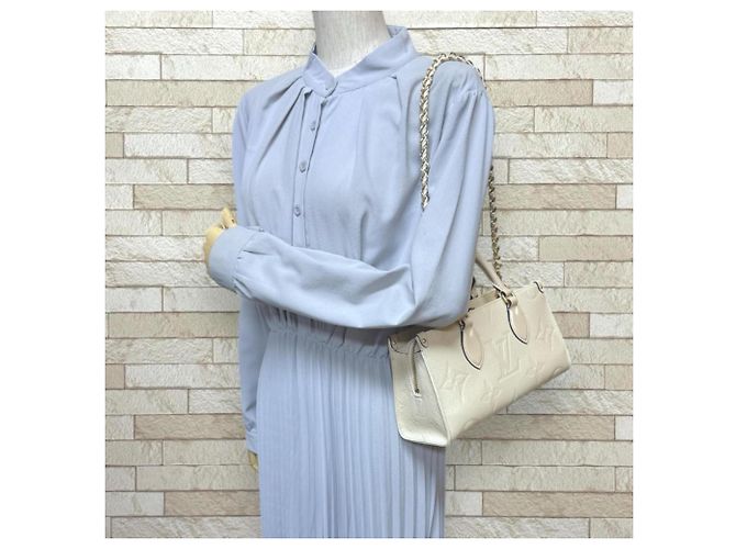 Borsa a Spalla OnTheGo EW Monogram Empreinte Louis Vuitton Beige - vista 3