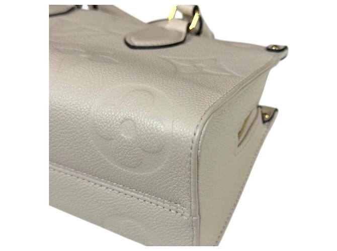 Borsa a Spalla OnTheGo EW Monogram Empreinte Louis Vuitton Beige - vista 8