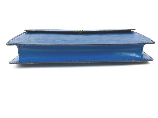 Clutch Flap Montaigne Epi Louis Vuitton Blu - vista 5