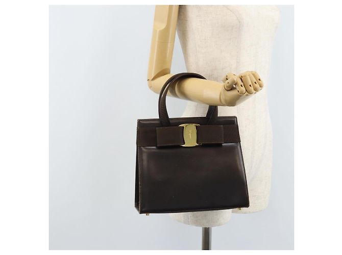 Borsa a mano Vala in pelle marrone e oro Salvatore Ferragamo Auth gh1974 D'oro - vista 21