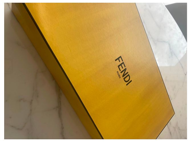 Stivali Fendi in suede nero foderati in pelliccia - vista 9