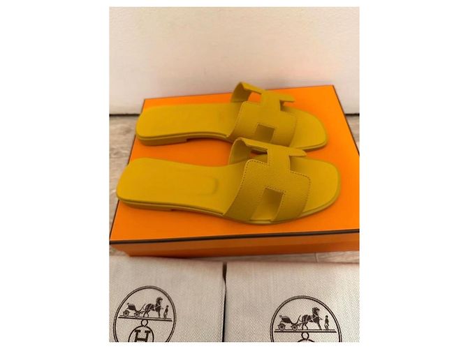 Sandali Hermès Oran in pelle gialla Giallo - vista 2