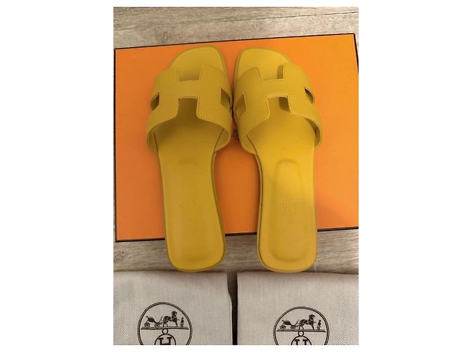 Sandali Hermès Oran in pelle gialla Giallo - vista 3