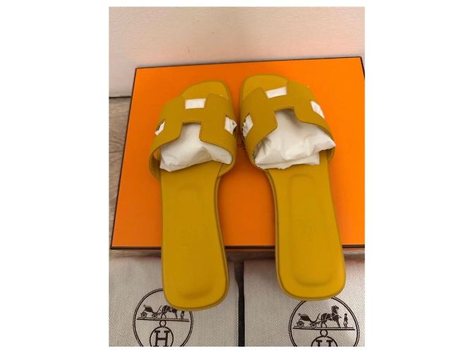 Sandali Hermès Oran in pelle gialla Giallo - vista 5