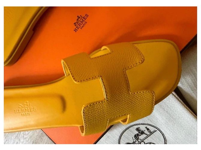 Sandali Hermès Oran in pelle gialla Giallo - vista 9