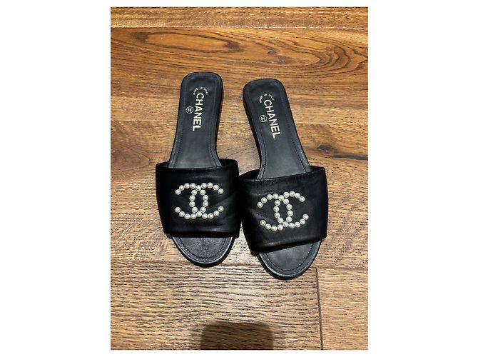 Sandali in pelle nera Chanel con perle CC Nero - vista 10