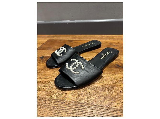 Sandali in pelle nera Chanel con perle CC Nero - vista 11