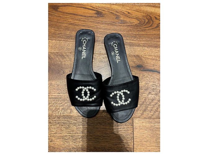 Sandali in pelle nera Chanel con perle CC Nero - vista 12