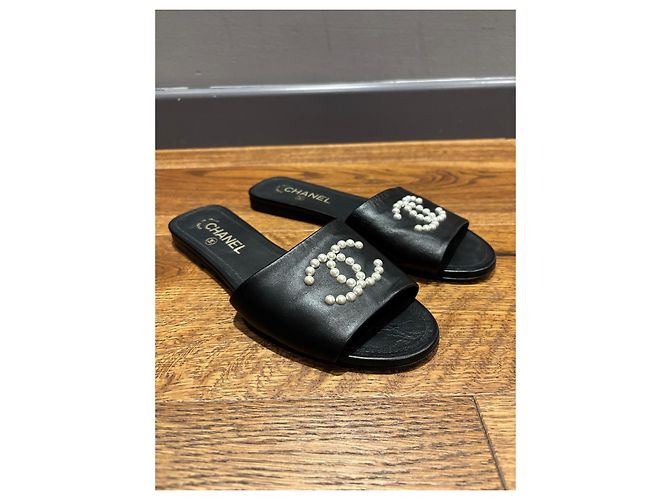 Sandali in pelle nera Chanel con perle CC Nero - vista 2