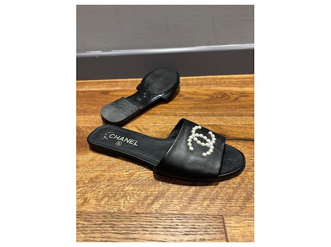 Sandali in pelle nera Chanel con perle CC Nero - vista 5