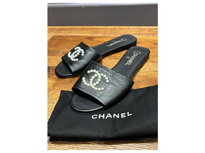 Sandali in pelle nera Chanel con perle CC Nero - vista 6