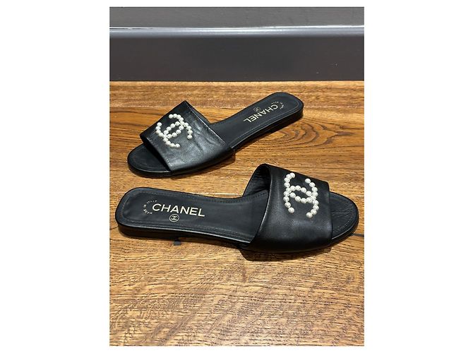 Sandali in pelle nera Chanel con perle CC Nero - vista 7