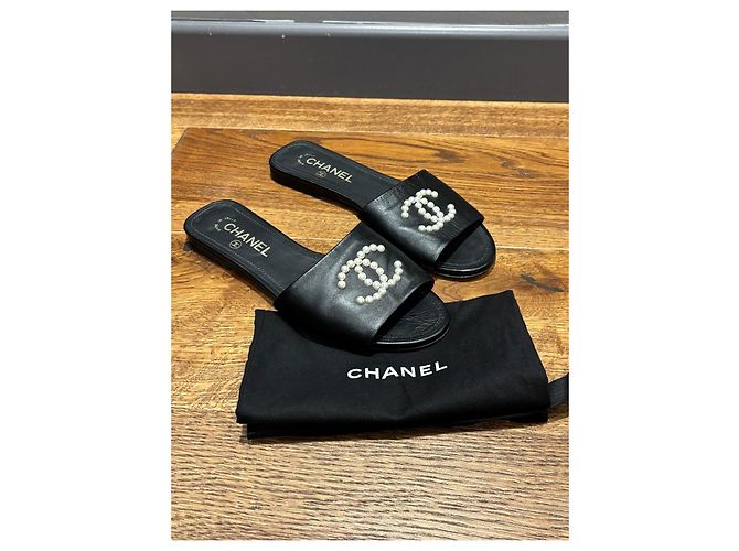Sandali in pelle nera Chanel con perle CC Nero - vista 8