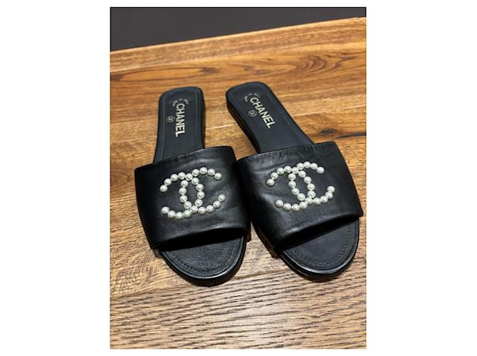 Sandali in pelle nera Chanel con perle CC Nero - vista 9