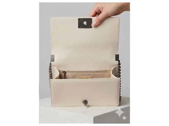 Borsa Chanel Boy Flap in pelle color crema Crudo - vista 2