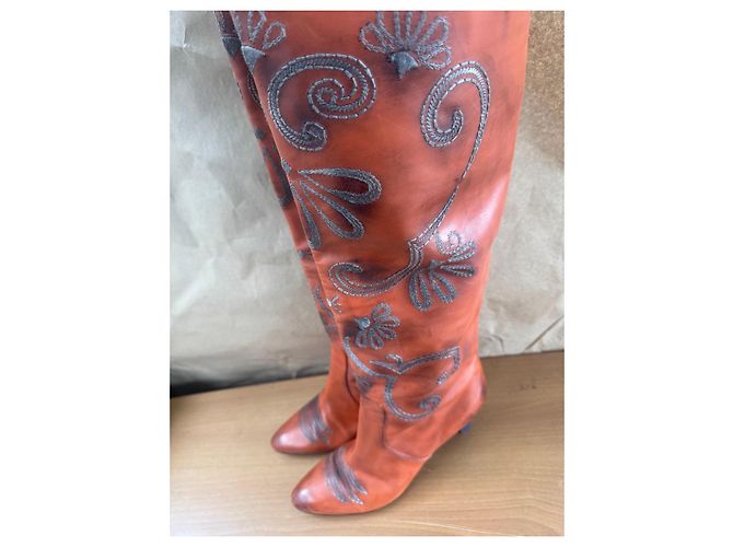 Bottega Veneta Botas altas de cuero naranja con bordados - vista 6