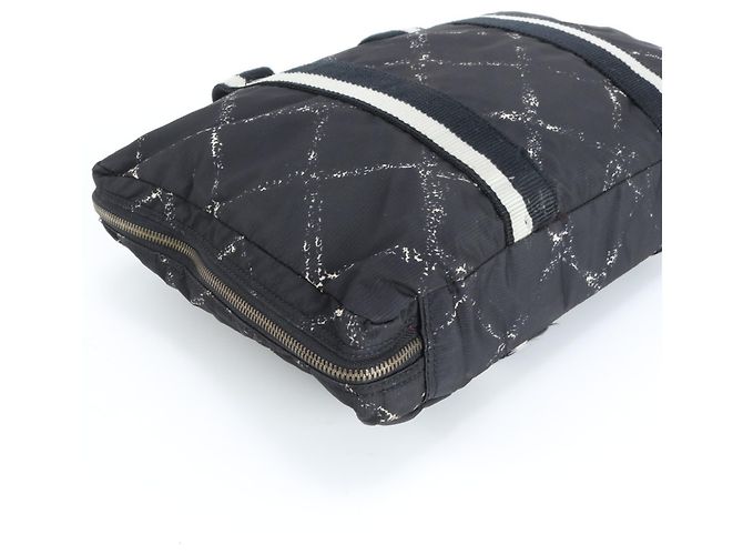 Borsa a spalla nera della linea Travel di Chanel Nero - vista 4