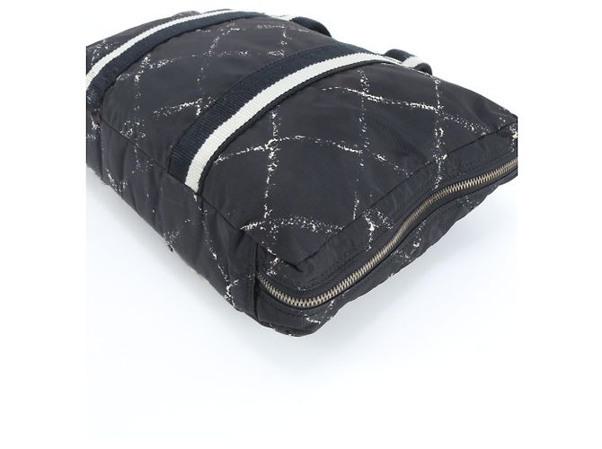 Borsa a spalla nera della linea Travel di Chanel Nero - vista 5
