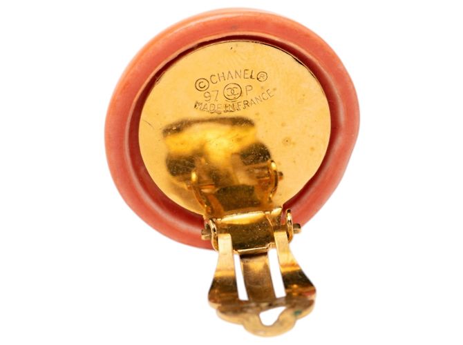 Orecchini rotondi a clip in resina arancione con logo Chanel - vista 3