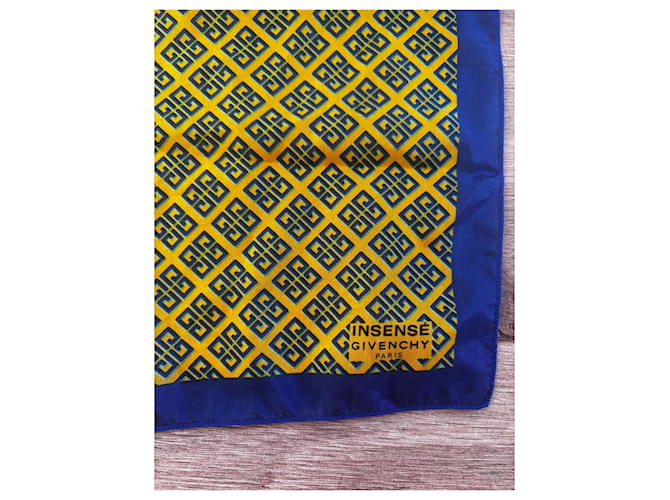 Foulard in seta Givenchy blu e giallo motivo geometrico - vista 2