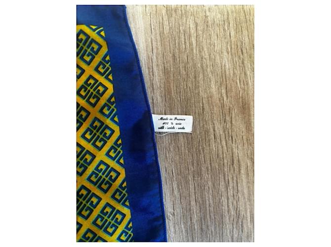 Foulard in seta Givenchy blu e giallo motivo geometrico - vista 3