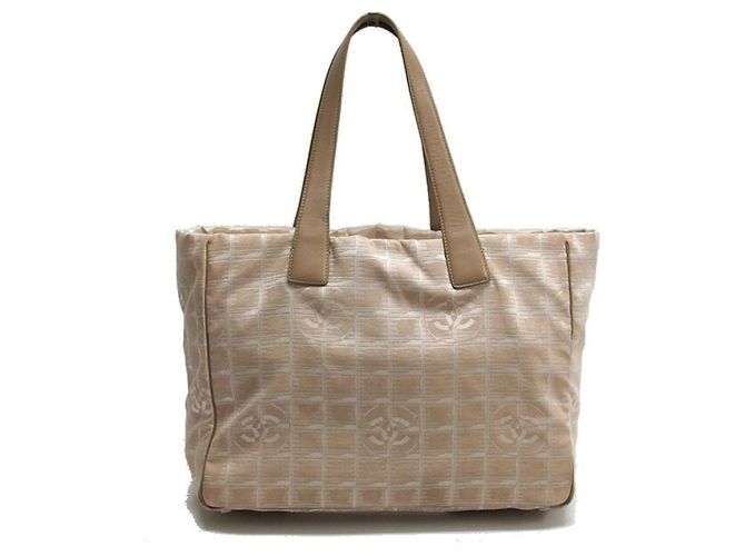 Tote MM della nuova linea di viaggio Chanel in beige - vista 2