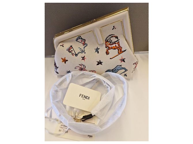 Baguette Clutch Fendi First Bianca Ricamo Zodiaco Bianco - vista 2