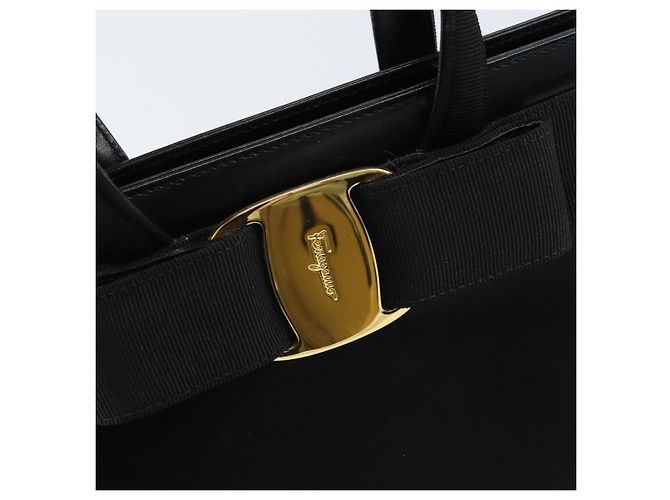 Borsa a mano Vala in pelle nera e oro di Salvatore Ferragamo Auth gh1876 Nero D'oro - vista 14