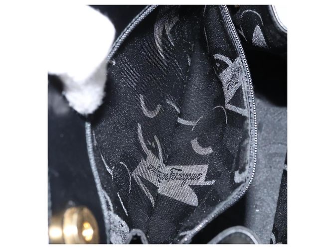 Borsa a mano Vala in pelle nera e oro di Salvatore Ferragamo Auth gh1876 Nero D'oro - vista 20