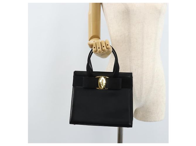 Borsa a mano Vala in pelle nera e oro di Salvatore Ferragamo Auth gh1876 Nero D'oro - vista 21
