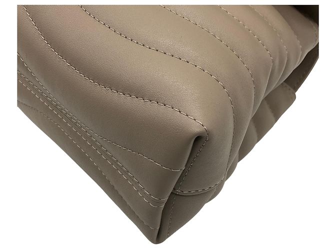 Borsa a Spalla Louis Vuitton New Wave Chain GM in Pelle di Vitello Taupe Beige - vista 4