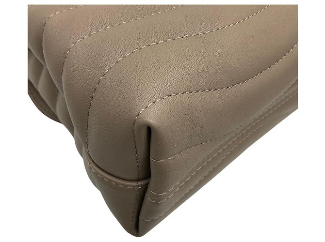 Borsa a Spalla Louis Vuitton New Wave Chain GM in Pelle di Vitello Taupe Beige - vista 7