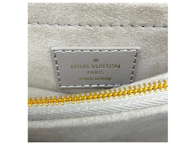 Borsa a Spalla Louis Vuitton New Wave Chain GM in Pelle di Vitello Taupe Beige - vista 8