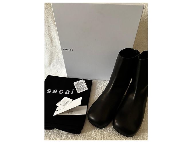 Stivaletti Sacai in Pelle Nera con Zip e Fiocco Nero - vista 10