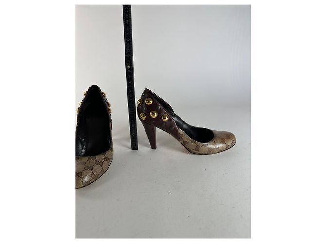 Décolleté in pelle monogramma Gucci vintage con borchie beige marrone EU40 - vista 9