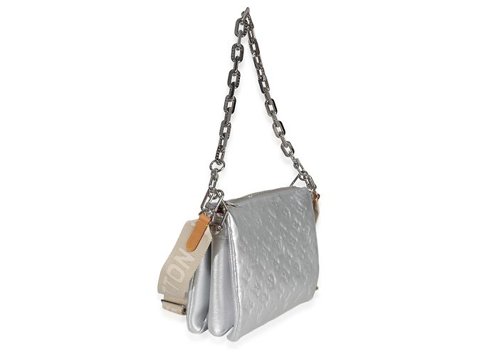 Coussin PM in agnello metallizzato argento con monogramma Louis Vuitton - vista 4