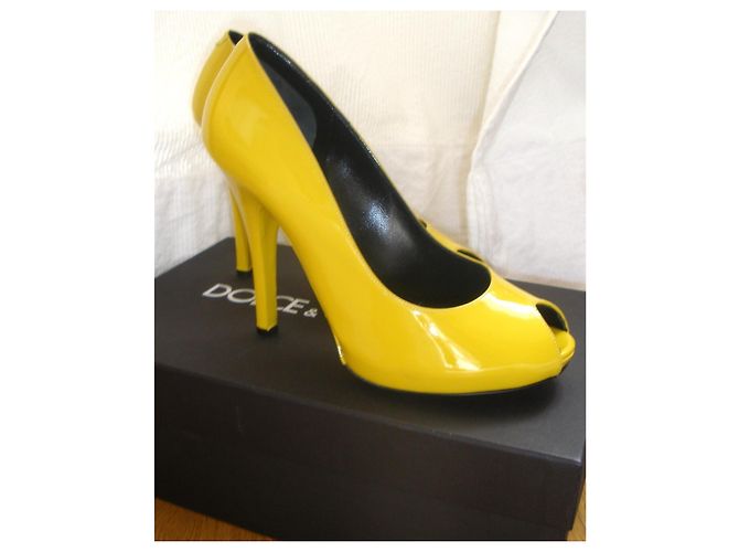 Dolce & Gabbana High Heels aus gelbem Lackleder - Ansicht 2