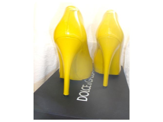 Dolce & Gabbana High Heels aus gelbem Lackleder - Ansicht 3