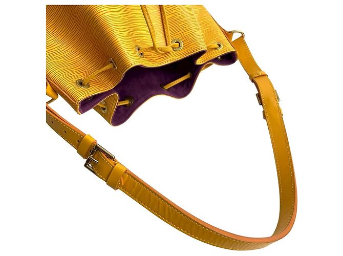Noe Borsa a Spalla Petit Noé in Pelle Epi Louis Vuitton Giallo - vista 4