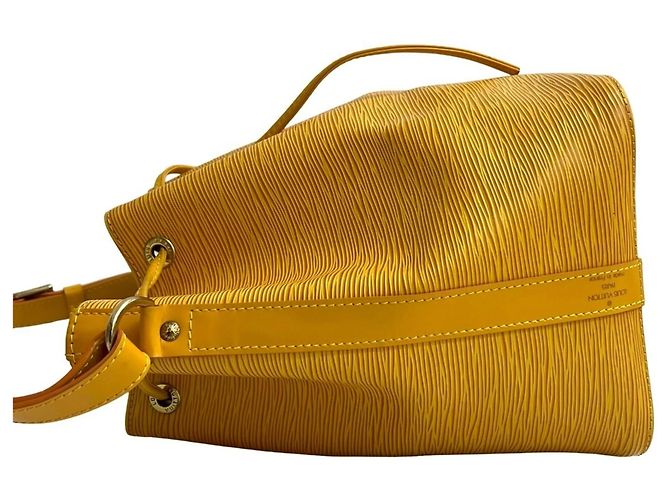 Noe Borsa a Spalla Petit Noé in Pelle Epi Louis Vuitton Giallo - vista 5