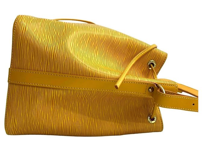 Noe Borsa a Spalla Petit Noé in Pelle Epi Louis Vuitton Giallo - vista 6