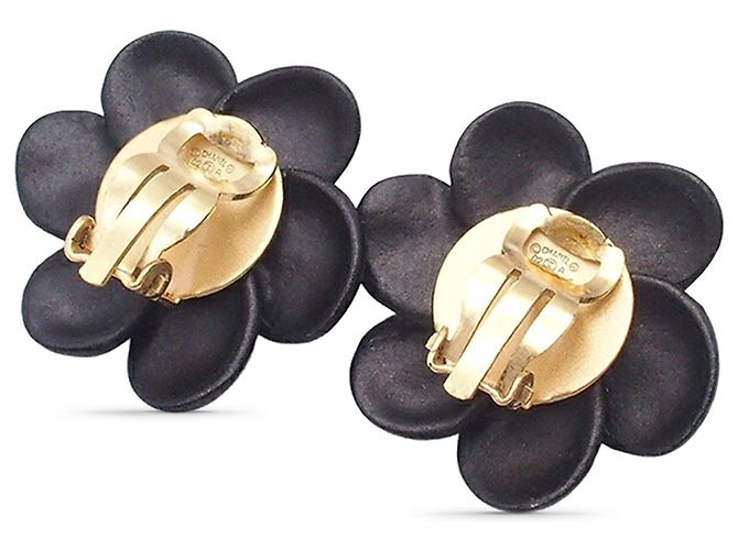 Orecchini a clip Chanel in resina nera CC con camelia in strass Nero - vista 2