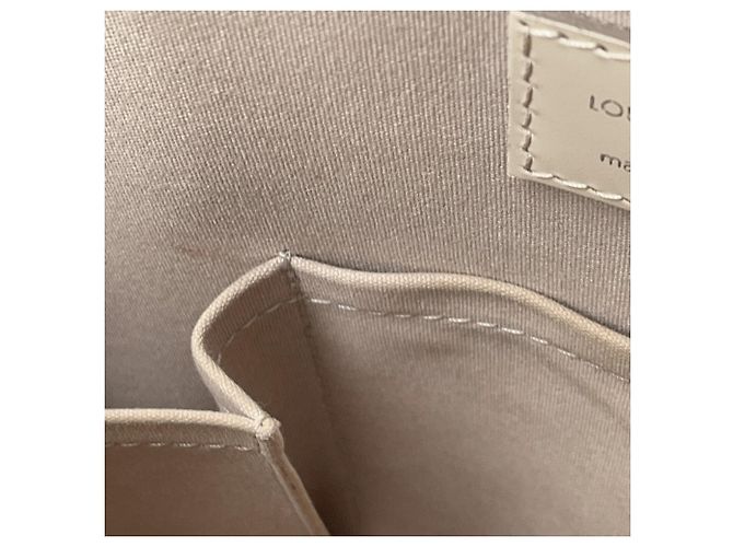 Borsa Louis Vuitton Epi Lockit M4229J in bianco - vista 13