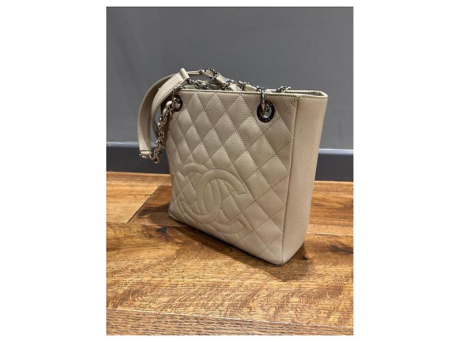 Bolsa de compras pequena Chanel em couro caviar bege - vista 2
