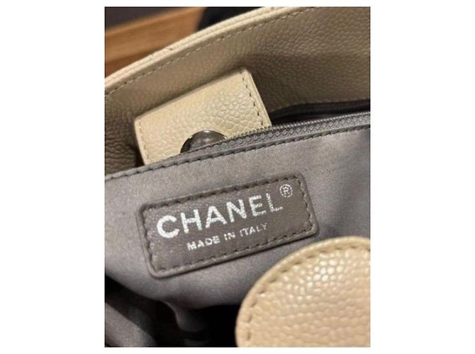 Bolsa de compras pequena Chanel em couro caviar bege - vista 3