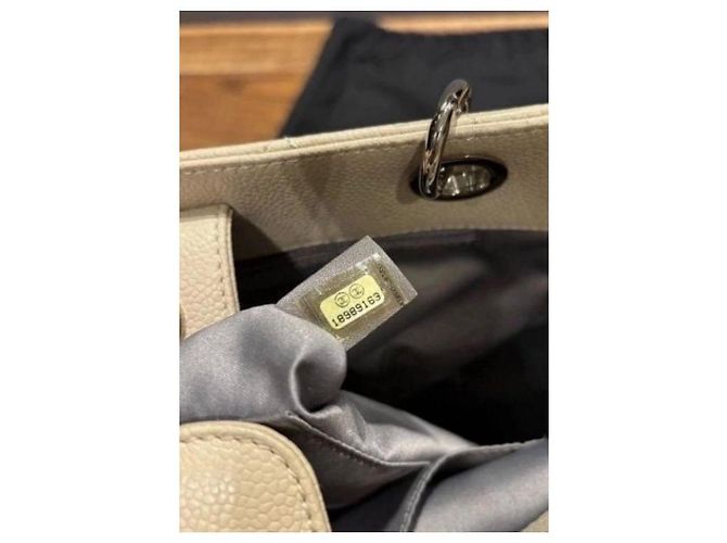 Bolsa de compras pequena Chanel em couro caviar bege - vista 4