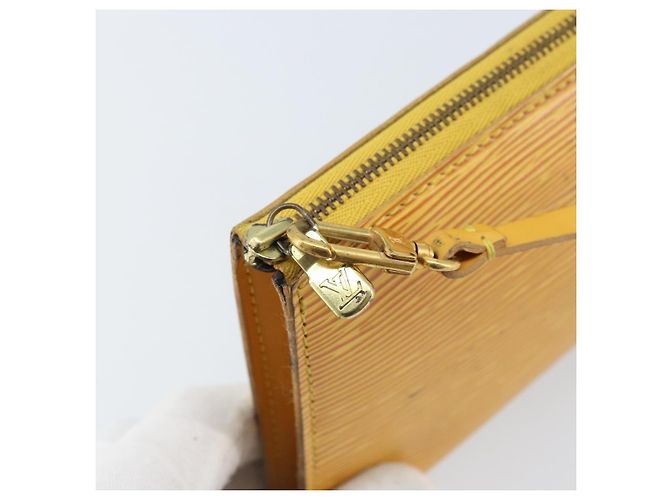 LOUIS VUITTON Pochette Accessoires Epi Pouch Giallo M52949 LV Auth BA11630 - vista 19
